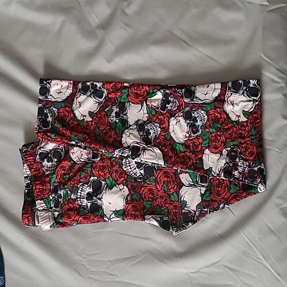 Women's rose and skull plus sized leggings